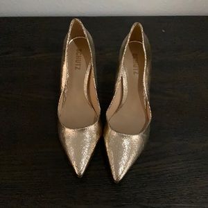 Schutz Gold Pumps